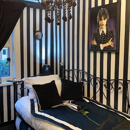 Wednesday'S Family Rooms York Exteriör bild