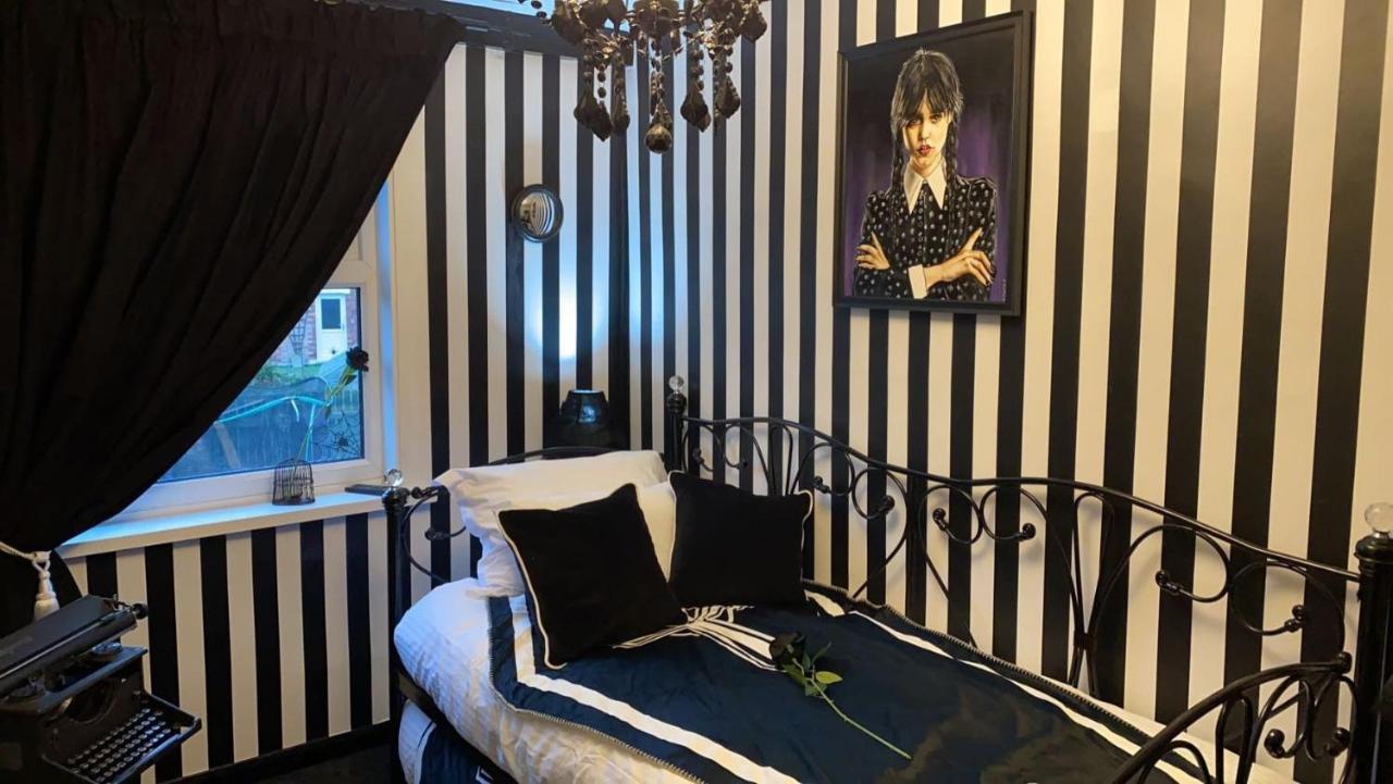Wednesday'S Family Rooms York Exteriör bild